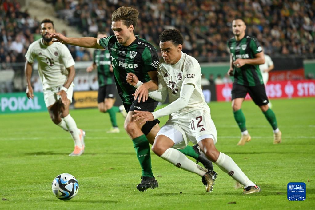 南昌马术俱乐部骑手包揽武汉马运会场地障碍60-80CM级别个人赛冠亚军