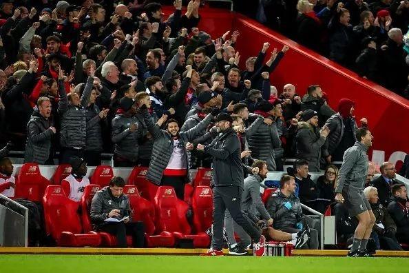 理性追星，新鹏城vs成都赛后有球迷跳下看台与韦世豪合影