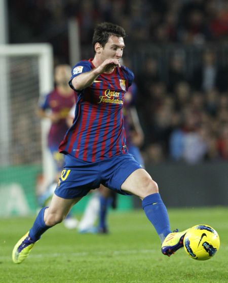 足球转会市场最新签约及趋势分析